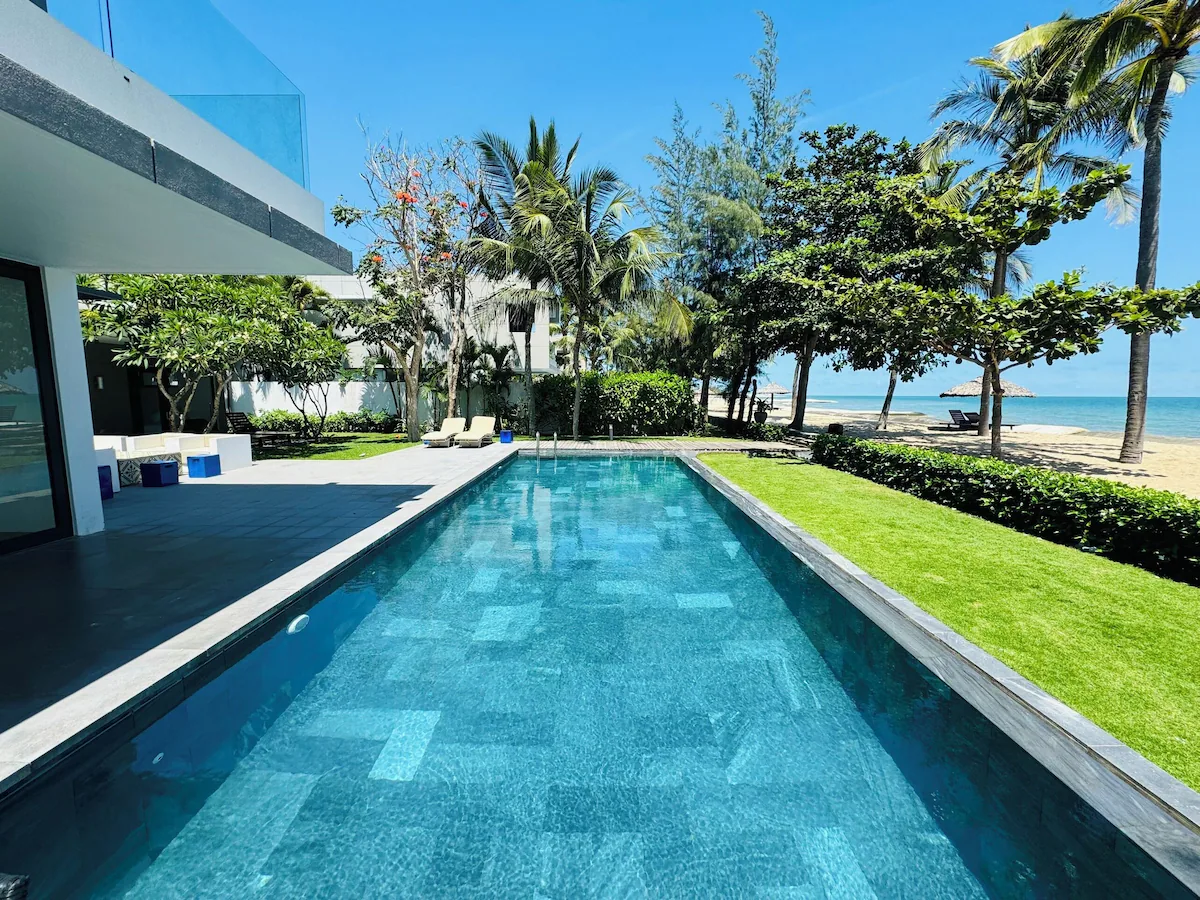Spacious 5-Bedroom Beachfront Villa 1000m²